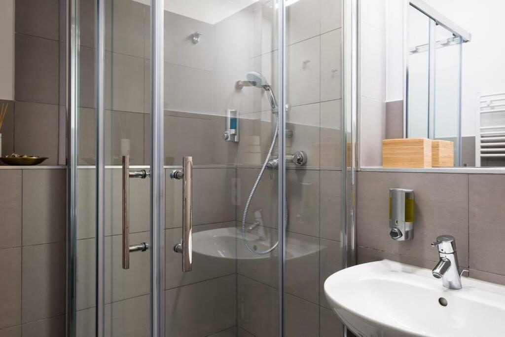 Sc 05 By Rockchair Apartments L Superhost Status L 2 Bedrooms Boxspringbeds Balcony Elevator - Cozy Family & Business Flair Welcomes You! Berlin Exteriör bild